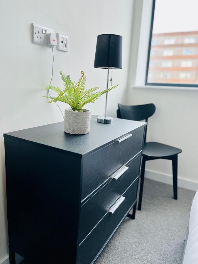 Fabulous One Bedroom Apartment Near Old Trafford Stadium Manchester Dış mekan fotoğraf