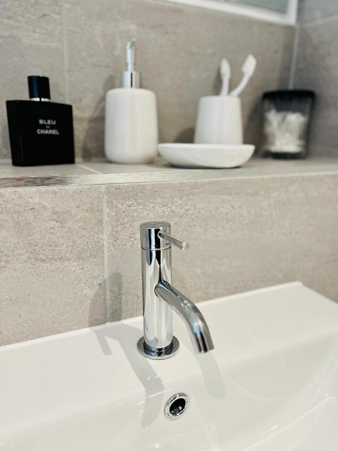 Fabulous One Bedroom Apartment Near Old Trafford Stadium Manchester Dış mekan fotoğraf